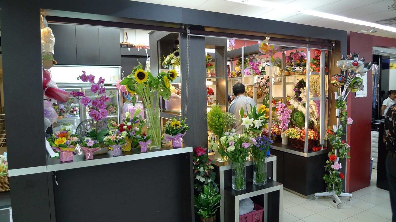 Остановка цветочный магазин. Интерьер цветочного магазина. Витрина для растений. Витрина с цветами. Витрина цветочного магазина.